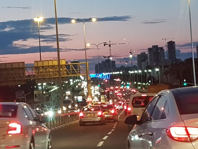 הכניסה הדרומית לאשדוד בשעות העומס בערב (צילום: עופר אשטוקר)