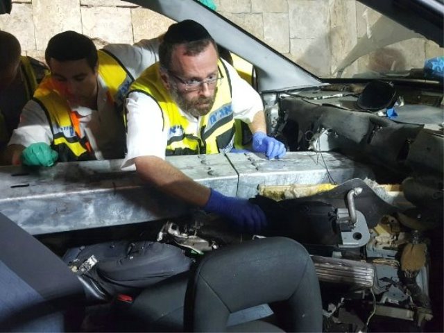 צוותי זק"א בזירת התאונה (צילום: נתן קניג)