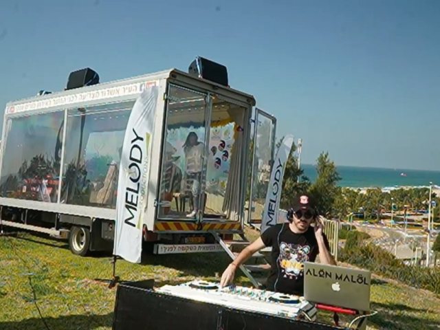 האולפן השקוף בפארק אשדוד ים. צילום מהשידור הישיר