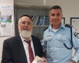 בתמונה: הרב עובדיה דהן עם מפקד משטרת אשדוד סנ"צ אילן שושן