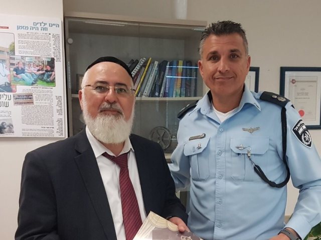 בתמונה: הרב עובדיה דהן עם מפקד משטרת אשדוד סנ"צ אילן שושן
