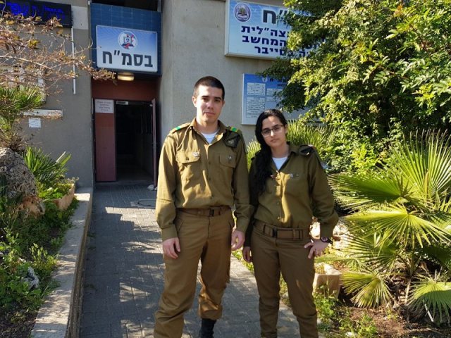 טוראי דוב בורודה וטוראי דנה סולטן (צילום: דובר צה"ל)