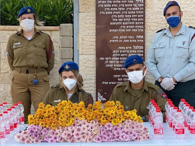 חיילי המשטרה הצבאית מקדמים את פני המשפחות השכולות בבית העלמין באשדוד