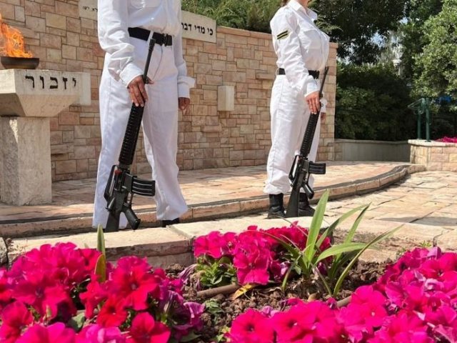 בית העלמין הצבאי באשדוד (צילום מהטקס בשנה שעברה - אורי קריספין)