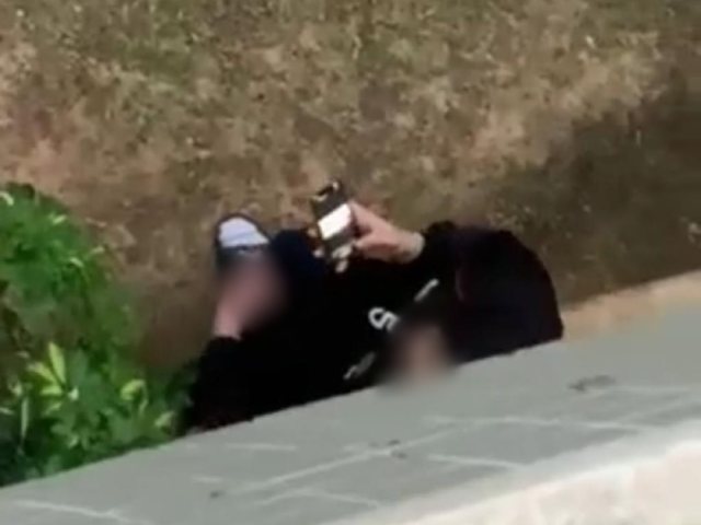 החשוד מבצע את זממו בפומבי