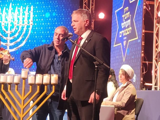 שר החינוך קיש והאב השכול אלון קרן