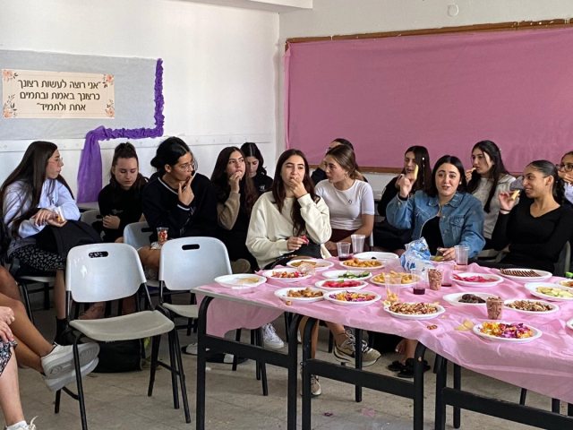 התלמידות עטפו את האחיינית השכולה. צילום:  ליאורה תורג'מן ויעל שרעבי
