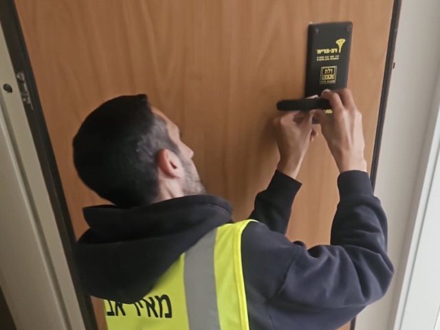 בצילום: מאיר אבו מפיקוח חניה מסייע לתושבים