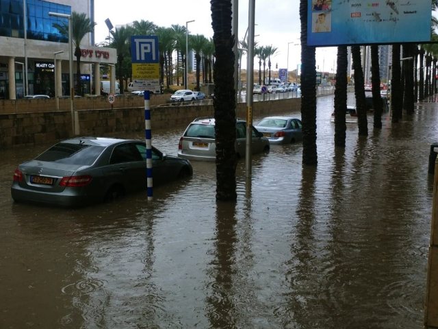 הצפות באשדוד. צילום: מירון מוישביץ