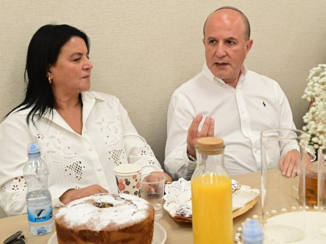 ראש העיר וראשת מינהל החינוך באשדוד (צילום: אורי קריספין)