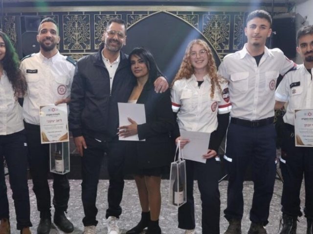 משה ויוכי רובנה עם צוותי מד"א שהצילו את חייו (צילום: MY-SMILE)
