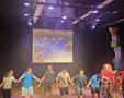 קבוצת הילדים של ברמוזה בסיום ההצגה-יחצ