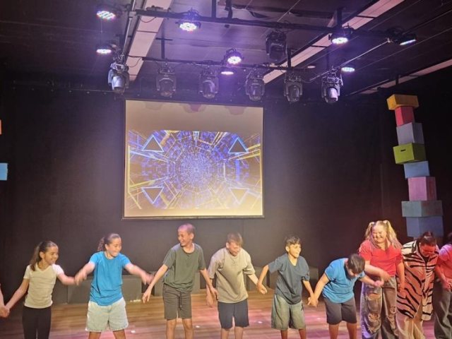 קבוצת הילדים של ברמוזה בסיום ההצגה-יחצ