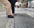 בת 71 שברה הקרסול בגלל מכסה בולט במדרכה ברובע הסיטי באשדוד, תובעת מאות אלפי שקלים מהעירייה
