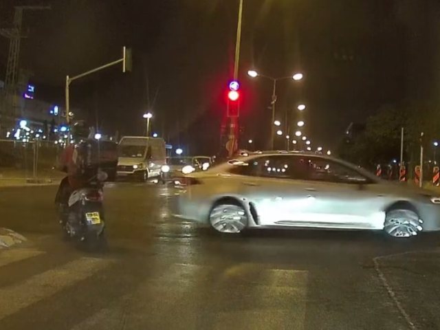 שליח עובר באדום באשדוד. צילום באדיבות אור ירוק