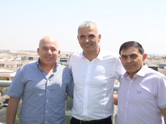 כחלון עם נציגים של כולנו במועצת העיר אשדוד