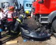 חילוץ הפצוע מהרכב - צילום: דוברות כבאות והצלה