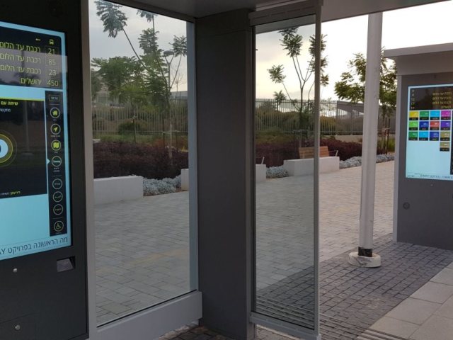 מסכים חכמים בתחנות האוטובוס באשדוד - צילום אשדוד נט