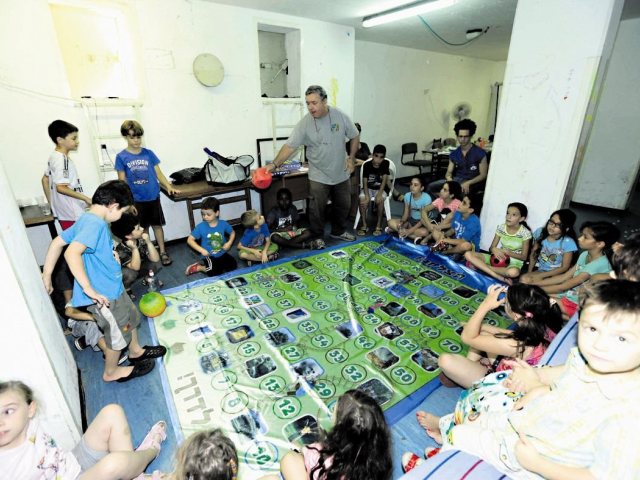 פעילות הפגה במקלט אשדודי. שלושה מתוך 66 מקלטים לא ראויים לשימוש | צילום ארכיון: גדי קבלו