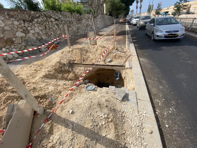 העבודות במדרכה ברחוב ז'בוטינסקי