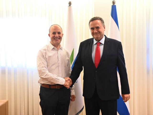 השר ישראל כץ וראש העיר יחיאל לסרי (צילום: אורי קריספין)