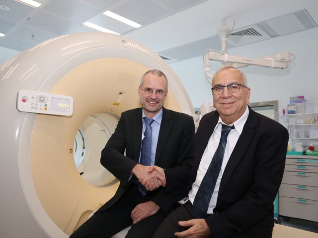 – יו"ר אסותא, שוקי שמר וסגן נשיא פיליפס העולמית, הנק סיברן דה יונג (צילום: איציק בירן)