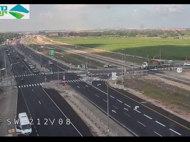 משאית תקועה על פסי הרכבת