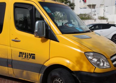 מוניות העיר אשדוד. צילום: שמואל סרדינס