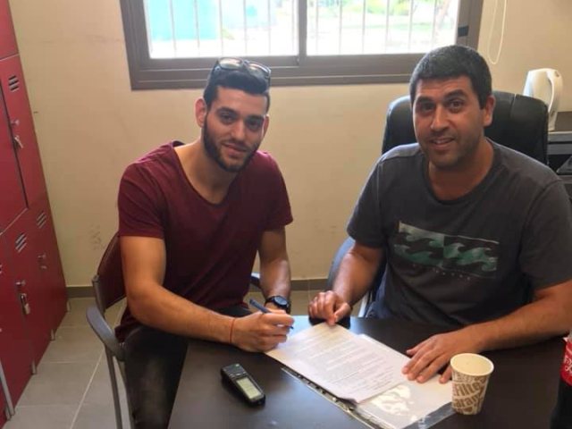 יוסי ביטרמן במעמד החתימה (צילום: הפועל אשדוד כדוריד)