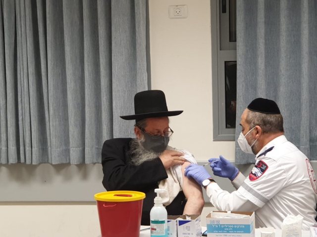 סגן ראש העיר יחיאל וינגרטן מתחסן נגד קורונה