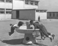 ילדים שותים מברזיה, בית ספר גאולים, אשדוד, 1962 צילום : פריץ כהן, לע"מ