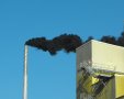 פליטת עשן שחור מארובת מפעל באשדוד (ארכיון)