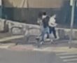 צפו בתיעוד: אריתראי תוקף אישה שצעדה ברחוב 