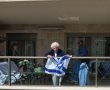 אין יותר סימבולי מזה: ניצולת השואה אילנה טומרקין מניפה את דגל ישראל ממרפסת ביתה ברח' העצמאות 48