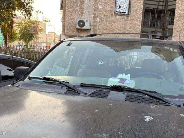 שני כלי רכב חונים שנפגעו מהירי (צילום: הצלה דרום)