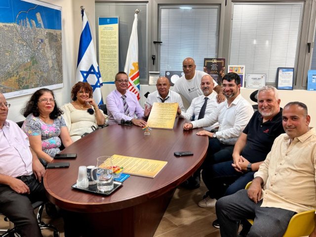 אלי נכט עם נציגים מהקהילה ההודית באשדוד