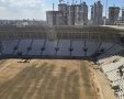 זריעת הדשא באיצטדיון באשדוד (צילום: דודו קקון)