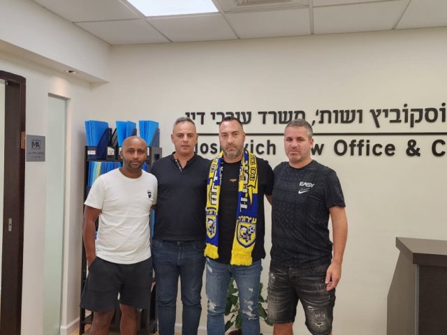 צביקה לוי במעמד החתימה (עירוני אשדוד)