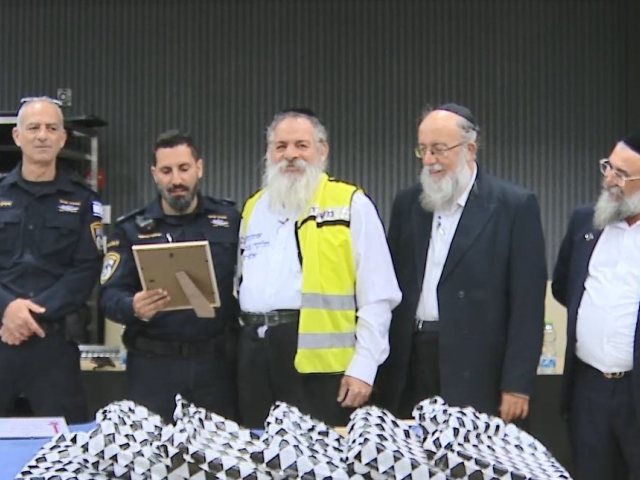 יעקב אלברשטיין מקבל תעודת הוקרה