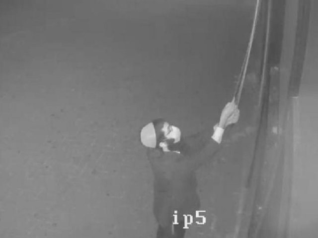 יהושע דדון בצילום ממצלמות האבטחה בעת השחתת שלט רחוב באשדוד
