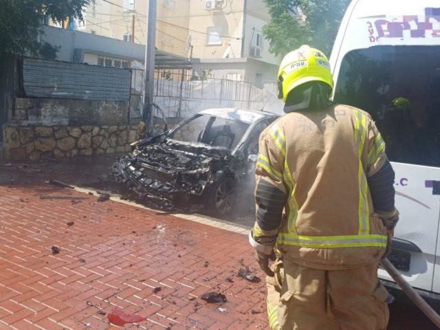 כוחות הכיבוי מכבים את הרכב שהתפוצץ (דוברות כיבוי והצלה)