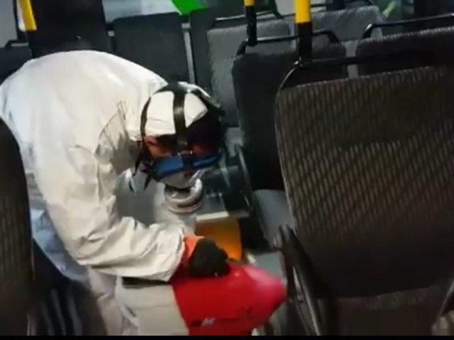 מבצע חיטוי אוטובוסים בחברת אפיקים. צילום מסך