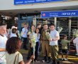 באו לעשות שמח: מתנדבים חילקו פרחים בתחנת הרכבת באשדוד