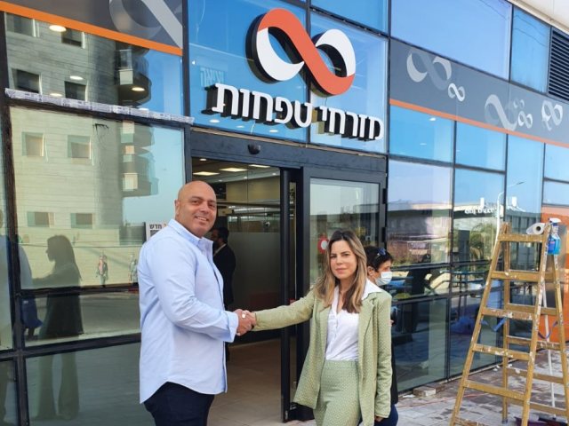 מנהלת בנק מזרחי אשדוד, לימור והבעלים של קניון אשדוד- אייל בניאן
