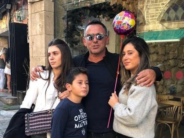 מיכאל בן זיקרי (ז"ל) ושלושת ילדיו. צילום פרטי