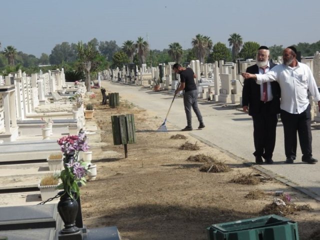 הרב עובדיה דהן יו"ר המועצה הדתית יצא לסיור מיוחד בבית העלמין לקראת יום הזכרון