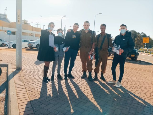 התלמידים וג'וחא נפגשים ברכבת