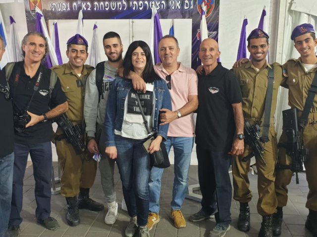 דולב עם משפחתו מאשדוד (צילום: דו"צ)