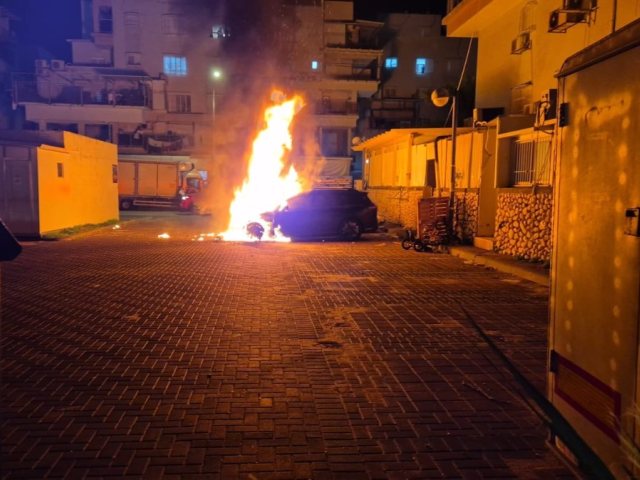 הרכב עולה באש 