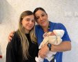 המיילדת טל בן וליד ושחף בן סימון עם התינוק (דוברות אסותא אשדוד)